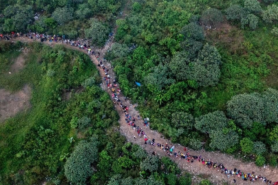 Vista aérea de migrantes caminando a través la jungla del Darién el 22 de septiembre.