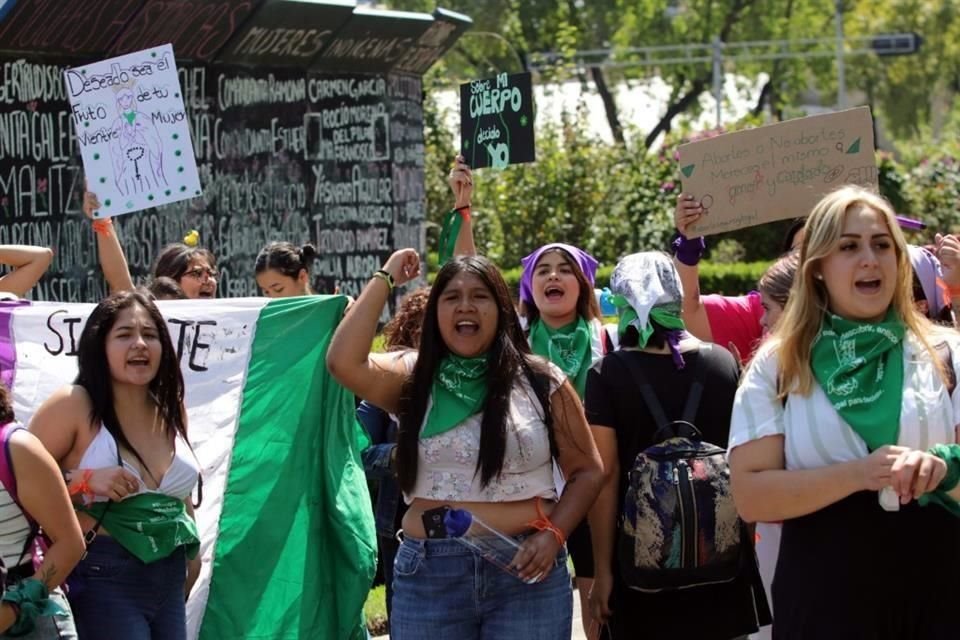 Decenas de mujeres se reunieron en la Glorieta de las Mujeres que Luchan.