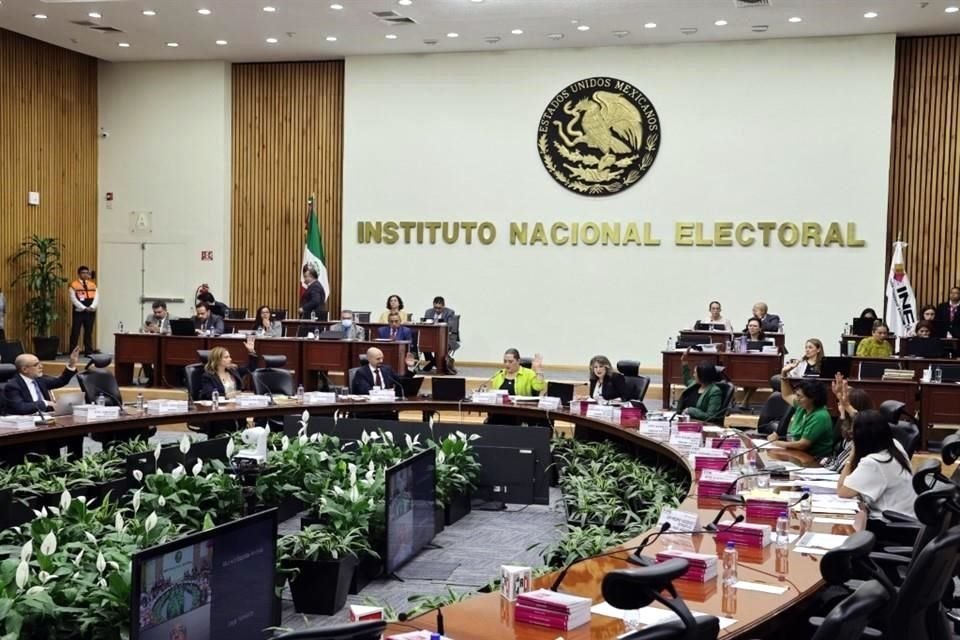 INE ordenará a partidos políticos postular a 5 mujeres en las 8 gubernaturas y la Jefatura de Gobierno de la CDMX que se renovarán en 2024.