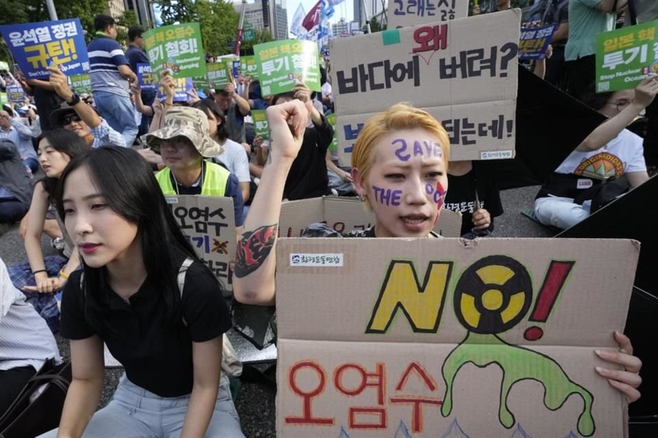 Manifestación para exigir que Japón detenga la liberación al mar de agua de la planta de energía nuclear de Fukushima en Seúl, Corea del Sur, el 2 de septiembre de 2023.