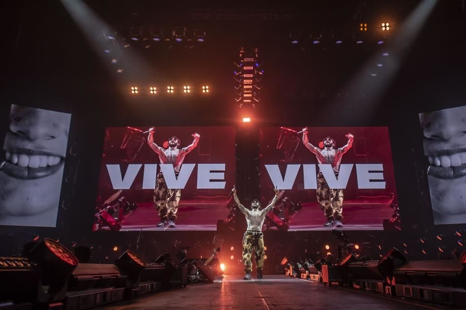 El músico Sabino brilló con su 'sabhop' en el concierto que ofreció en el Palacio de los Deportes ante 14 mil fans.