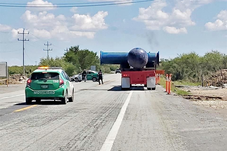 Una pieza fue trasladada hasta la Planta de Bombeo 0 del Acueducto El Cuchillo 2, escoltada por unidades de Movilidad.