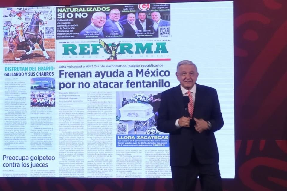 El Presidente en conferencia de prensa.