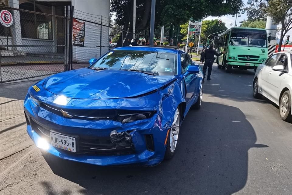 Aparentemente, la joven fue impactada por el Camaro R5 y aventada unos 10 metros de distancia.