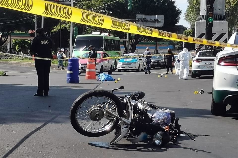 La muerte fue ocasionada por los golpes múltiples y porque la mujer no portaba el casco de protección, señalaron testigos.