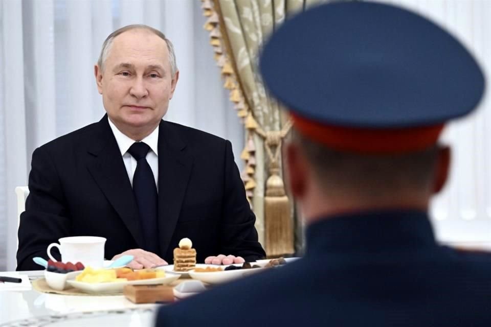 El presidente ruso Vladímir Putin se reunió con personal militar que participa en la operación militar especial rusa, en el Kremlin, Moscú, Rusia.