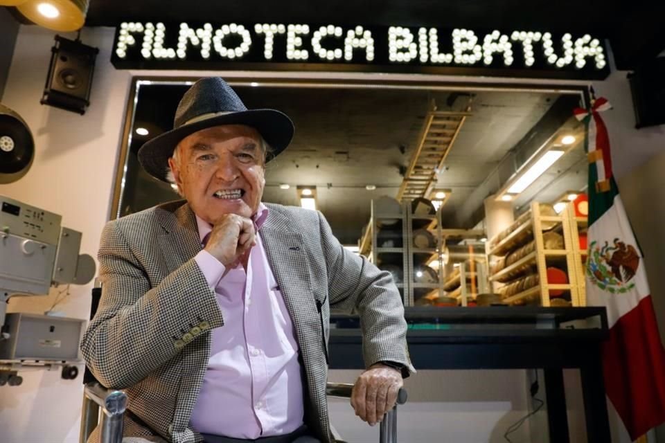 El cineasta Demetrio Bilbatúa atesora en su filmoteca más de mil títulos de su autoría.