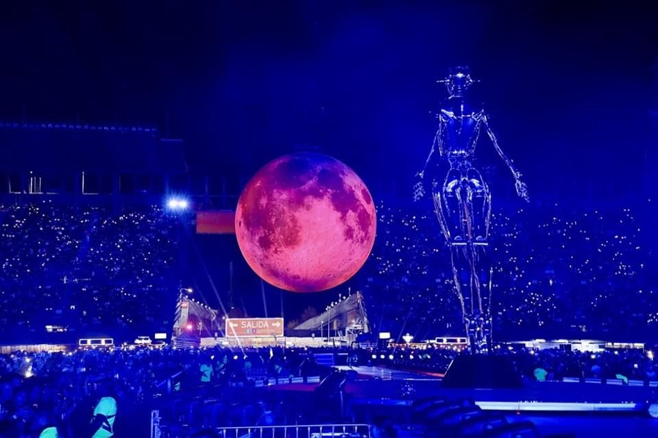 The Weeknd literalmente bajó la luna en su primer concierto del Foro Sol.