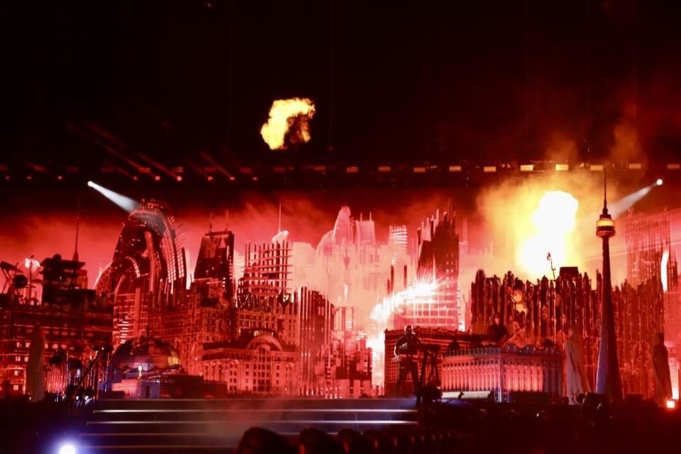 The Weeknd montó su propio escenario, al estilo Taylor Swift, para su show en CDMX.