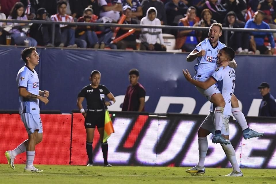 Cruz Azul salió del fondo de la tabla luego de vencer de visita 2-1 al Atlético de San Luis, que podría perder el liderato con el América.