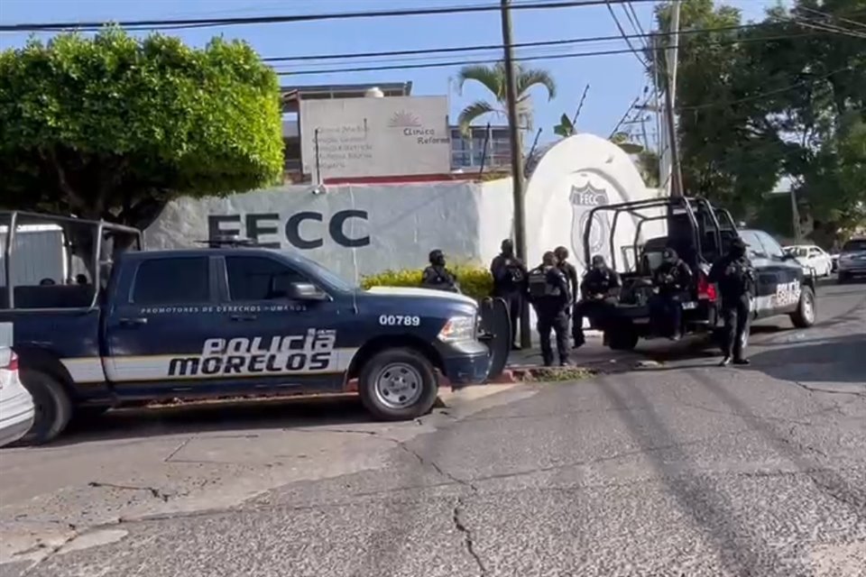 Elementos de la Policía de Morelos y de la Marina mantienen presencia desde hace nueve días a las afueras de la Fiscalía anticorrupción.