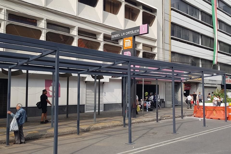 Las estructuras para la base provisional del operativo de transporte emergente con autobuses, comenzó a ser instalado afuera de la estación Isabel La Católica.