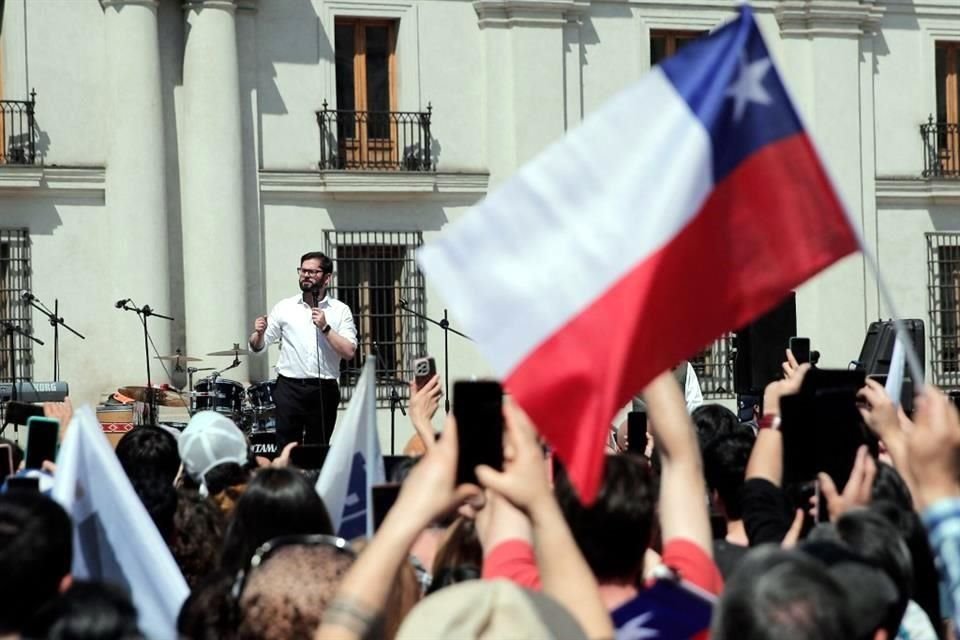 El Presidente chileno, Gabriel Boric, habla con sus seguidores durante una manifestación frente al Palacio presidencial de La Moneda en Santiago.