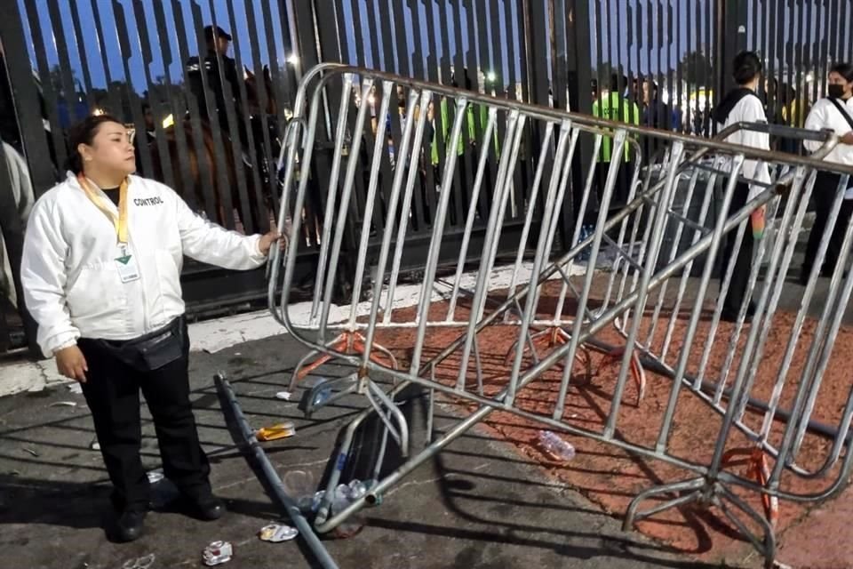 Momentos de caos en el Estadio Azteca.