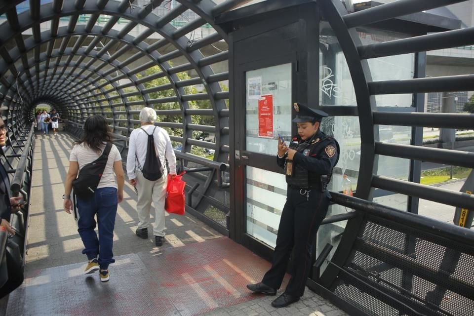 Los elevadores se convirtieron en un obstáculo peatonal sobre las banquetas, que, además, proyectan una sensación de inseguridad a los vecinos.