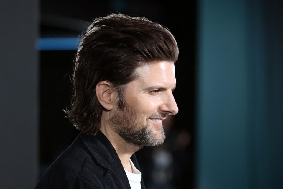 El actor Adam Scott también se unió a la multitud de celebridades.