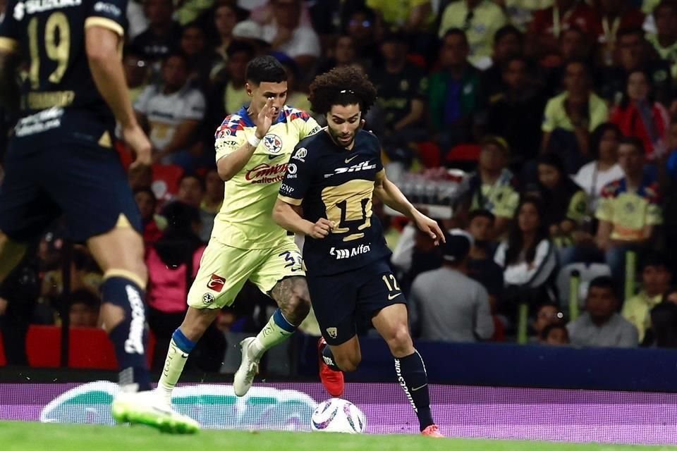 Intenso juego en el Estadio Azteca.