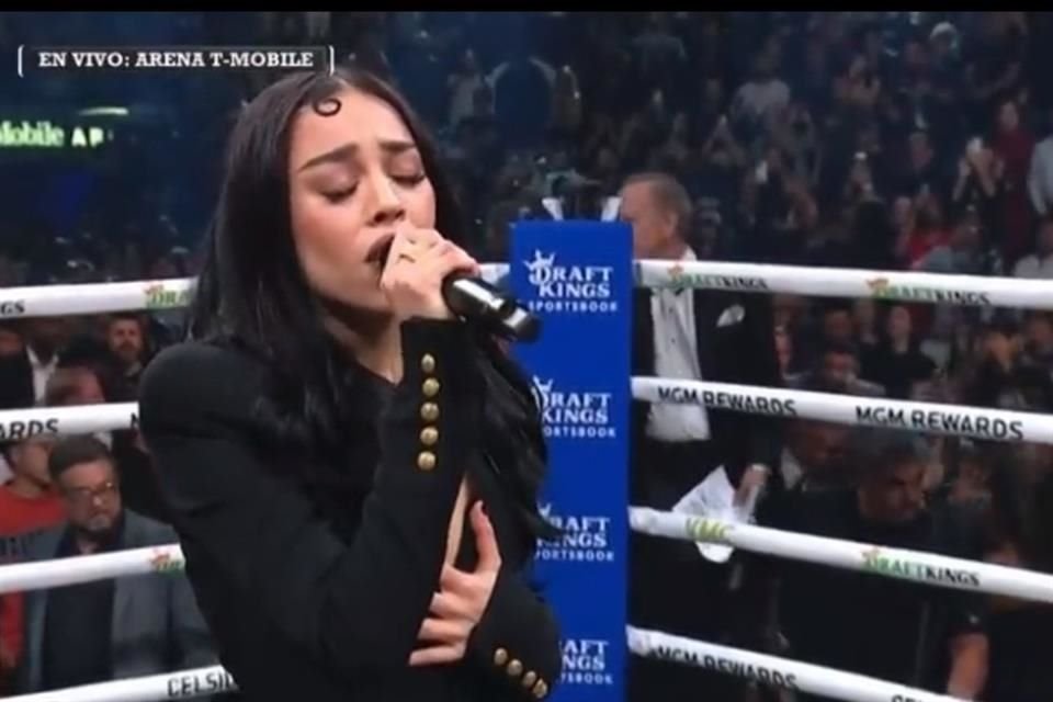 Con su estilo único, Danna Paola entonó el Himno Nacional Mexicano en la pelea entre Saúl 'Canelo' Álvarez y Jermell Charlo.