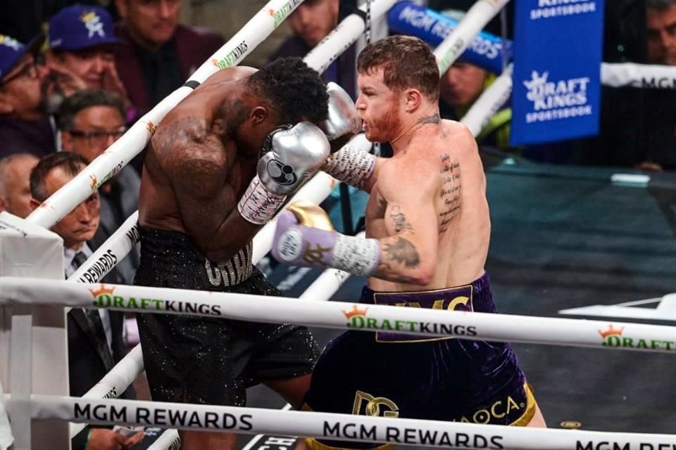 Canelo fue mucha pieza para Charlo.