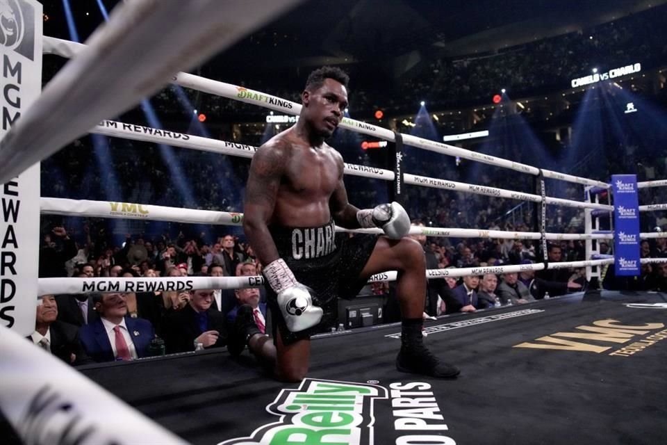 Jermell Charlo tuvo una caída en el séptimo round.