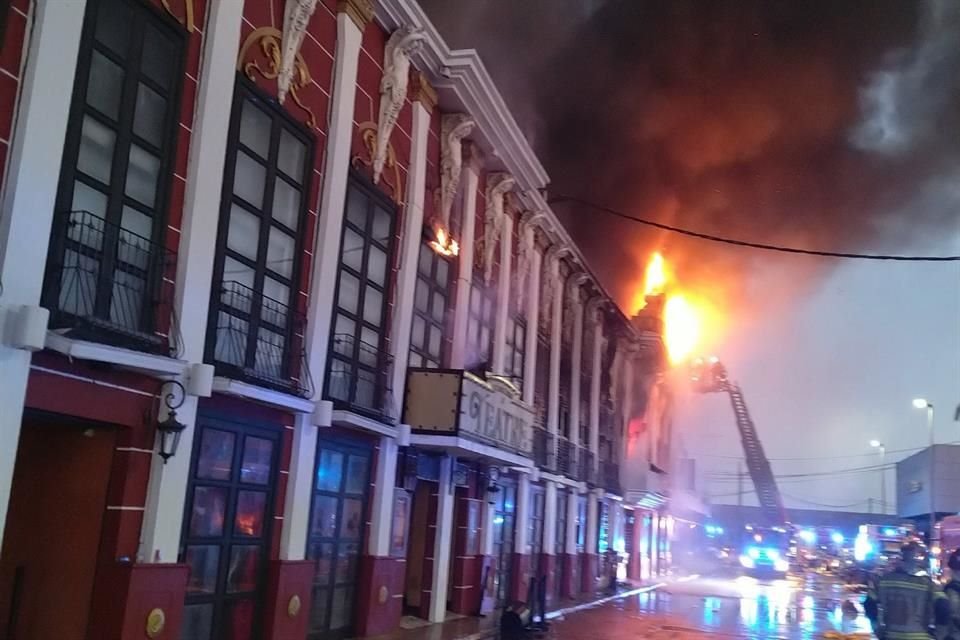 Bomberos trabajan en sofocar un incendio en una discoteca en Murcia, España, la madrugada del 1 de octubre.