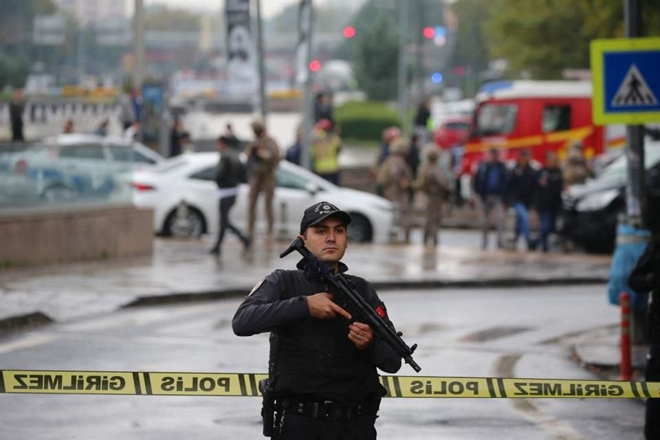 Autoridades resguardan el área cerca del Ministerio del Interior tras un ataque suicida en Ankara.