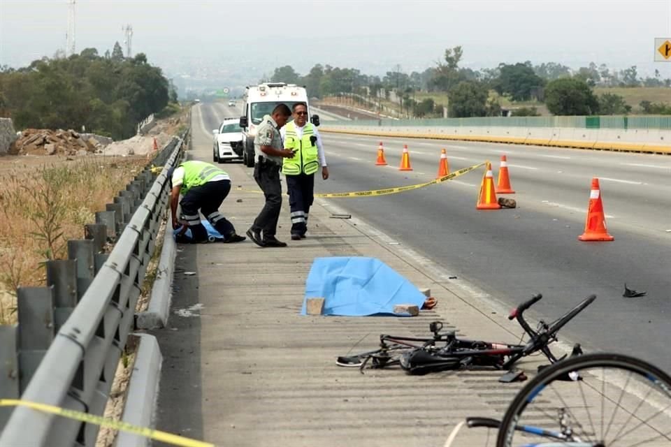 Dos ciclistas, de entre 30 y 35 años, fallecieron al ser embestidos por un vehículo en la Autopista México-Puebla, a altura de Ixtapaluca.