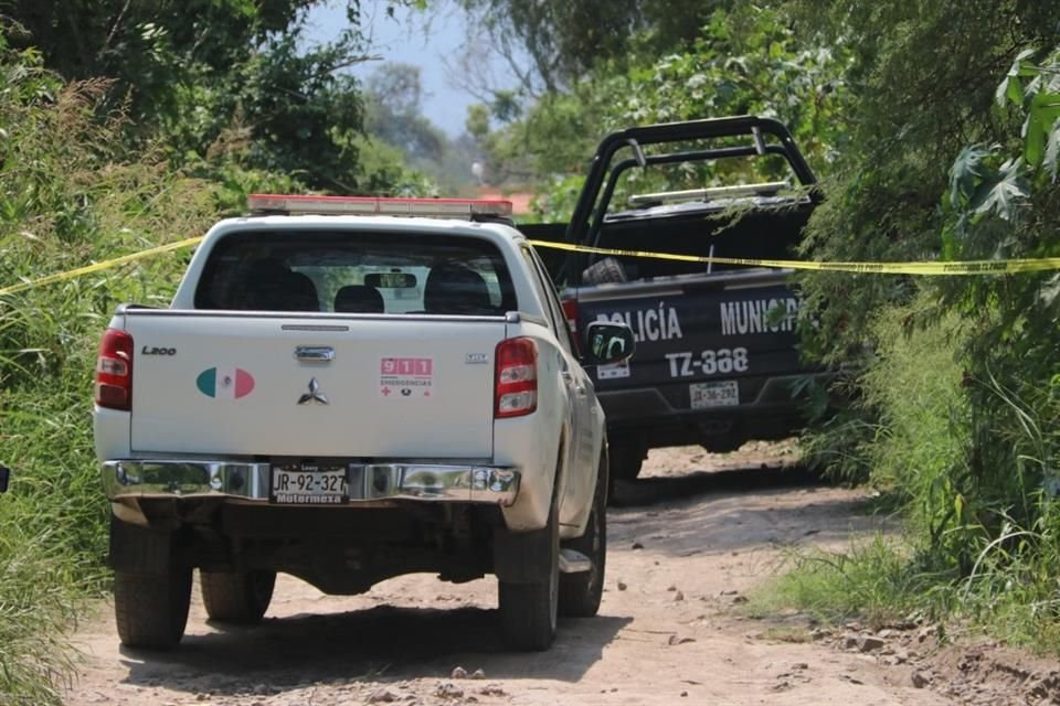 Cerca de la víctima sin vida, fue encontrado otro hombre herido que fue llevado a servicios médicos.