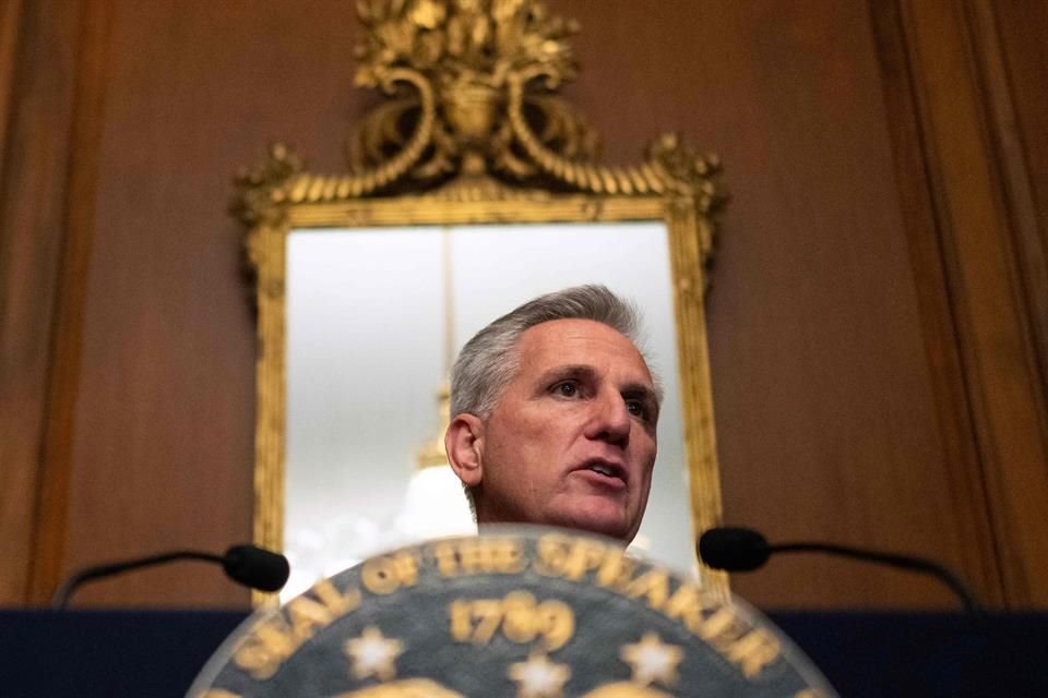 El presidente republicano de la Cámara de Representantes, Kevin McCarthy, habla durante una conferencia de prensa en el Capitolio el 30 de septiembre.