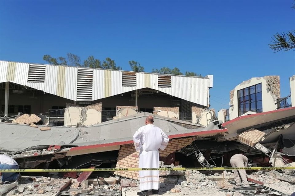 En plena misa, el techo de la iglesia de la Santa Cruz, en Ciudad Madero, Tamaulipas, colapsó y dejó varias personas lesionadas y atrapadas.