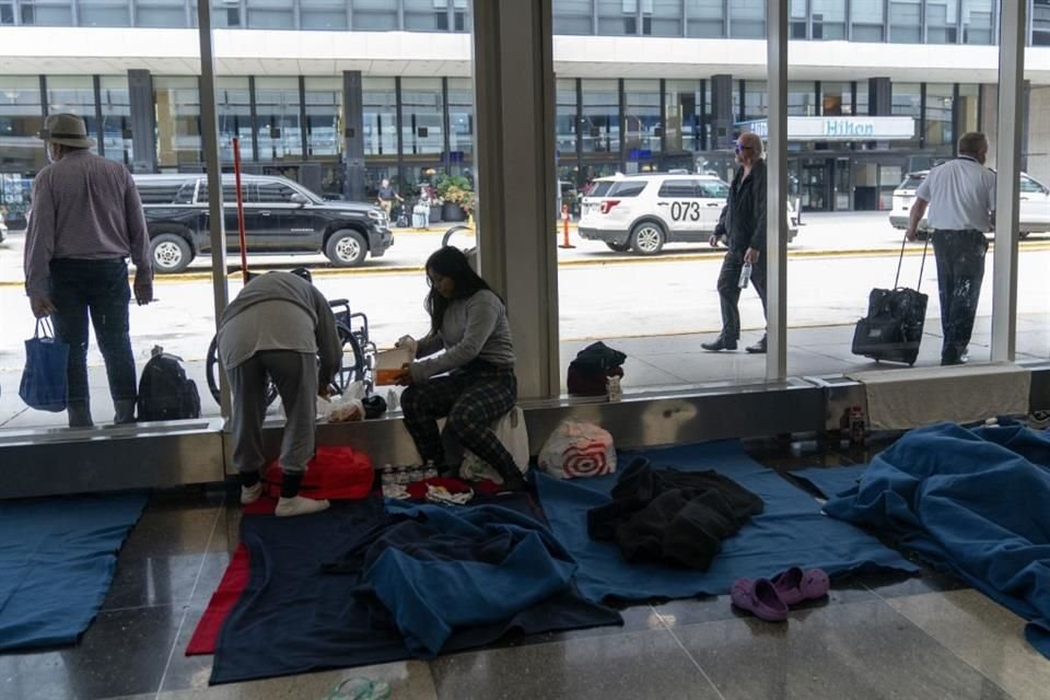 Migrantes en un refugio improvisado en el Aeropuerto Internacional O'Hare en Chicago, el miércoles 20 de septiembre.