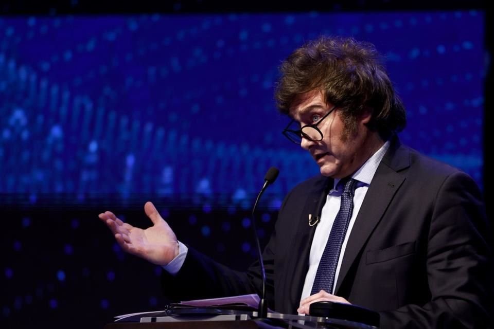 Javier Milei, de la coalición La Libertad Avanza, durante un debate entre candidatos presidenciales de cara a los comicios generales de octubre, en Santiago del Estero, Argentina.