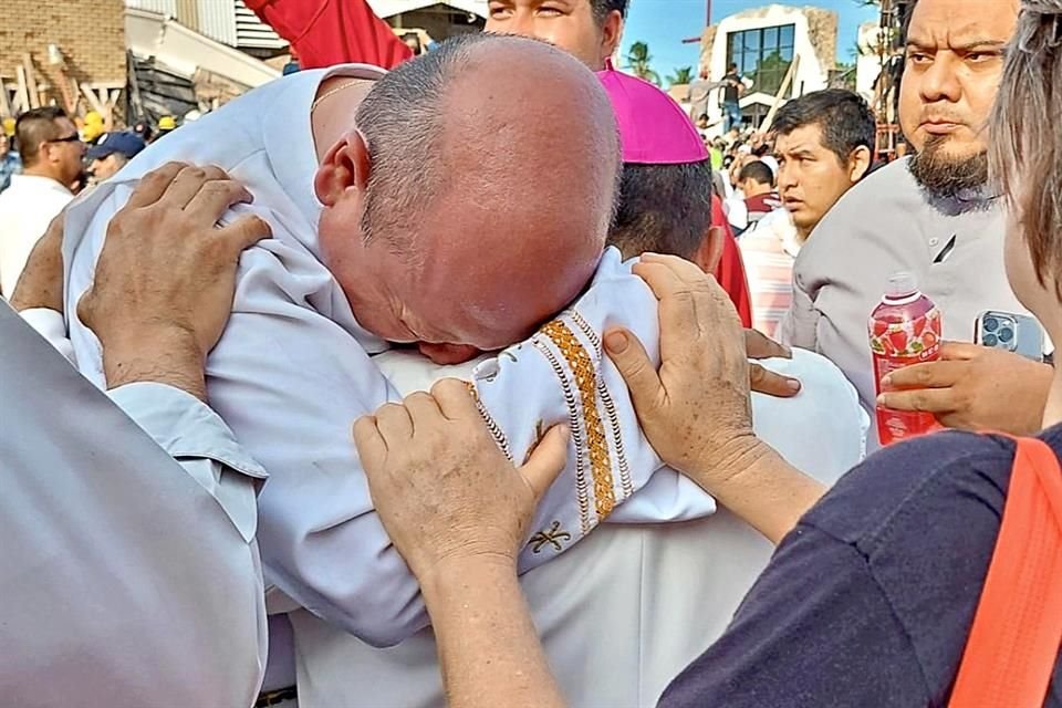 Derrumbe de techo en iglesia de Santa Cruz, en Ciudad Madero, Tamaulipas, dejó al menos 10 muertos y decenas de heridos.