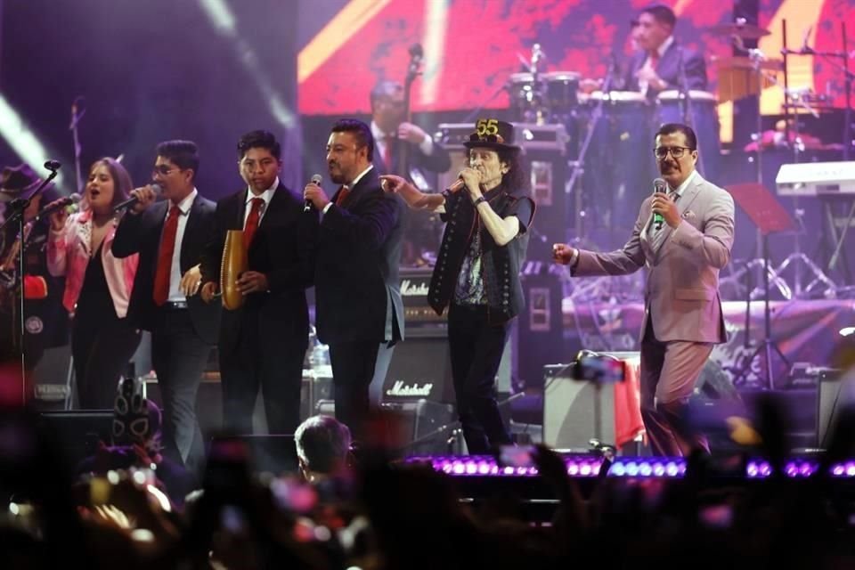 Los rockeros se echaron un buen mambo también a medio concierto.