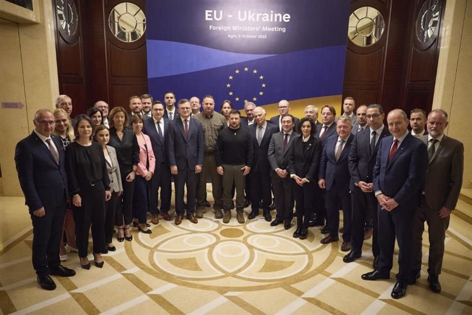 El Presidente ucraniano, Volodymyr Zelenksy, posa con participantes a una reunión de Ministros de Asuntos Exteriores de la UE, en Kiev.