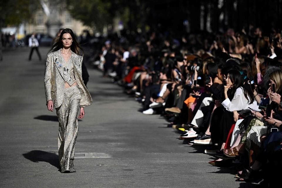 Stella McCartney, hija de Paul McCartney, presentó su nueva colección inspirada en el mercado y la moda sostenible en París.