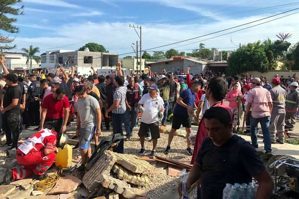 Muchas personas se acercaron a las labores de rescate.