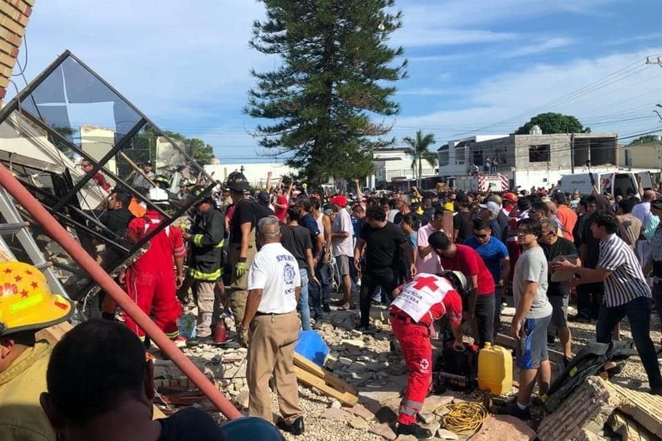 Al momento del derrumbe se encontraban cientos de feligreses en la parroquia.