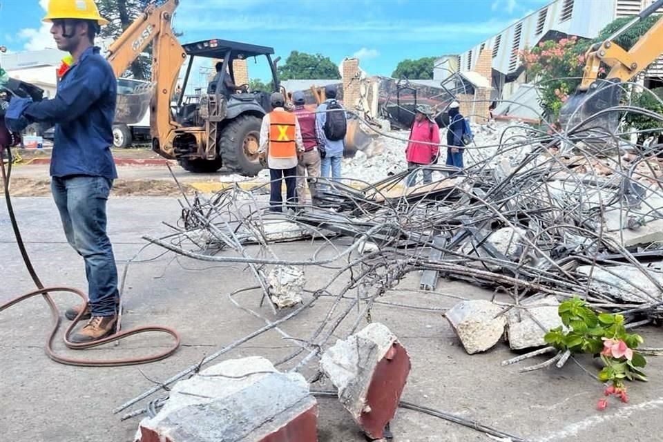 Dos máquinas retroexcavadoras se sumaron al retiro de los escombros de la losa y paredes.