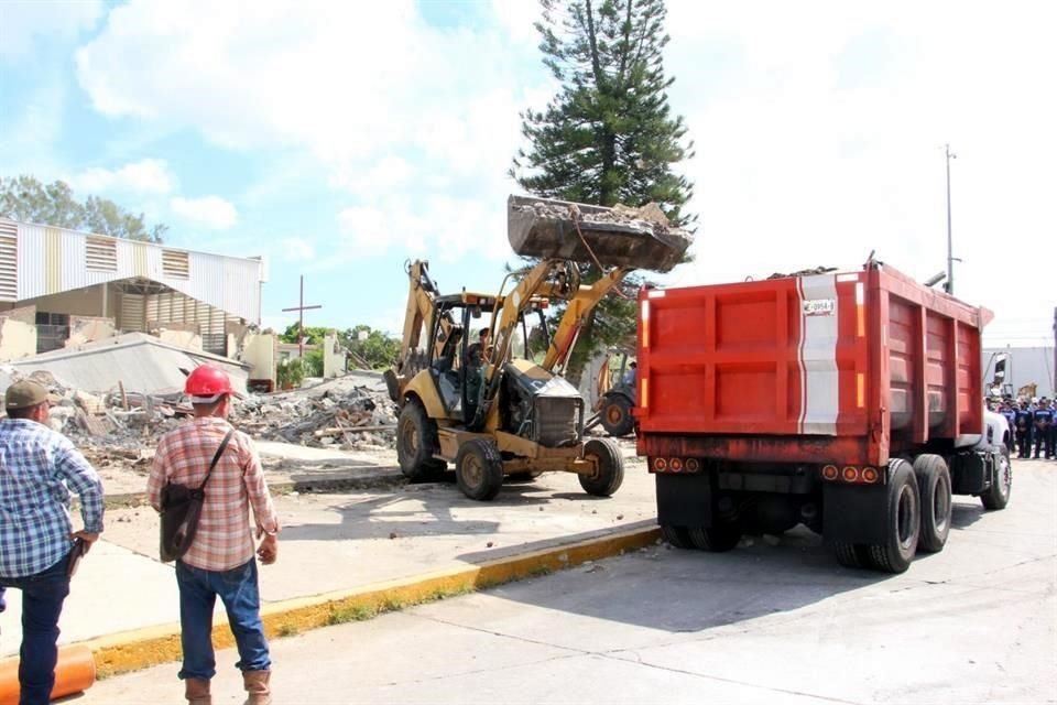 Los escombros son retirados en camiones.