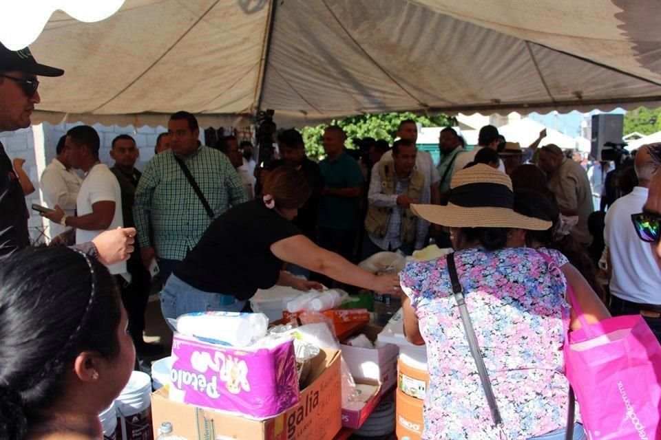 Voluntarios reparten comida y bebidas a los socorristas.