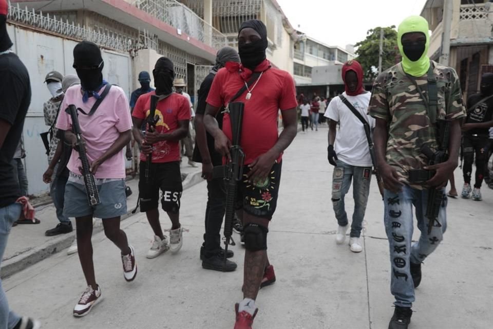 Miembros armados de pandillas participan en una marcha contra el Primer Ministro de Haití, Ariel Henry, en Puerto Príncipe, Haití, el 19 de septiembre de 2023.