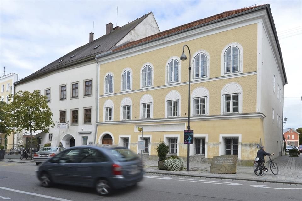 Vista exterior de la casa donde nació Adolf Hitler, en Braunau am Inn, Austria.