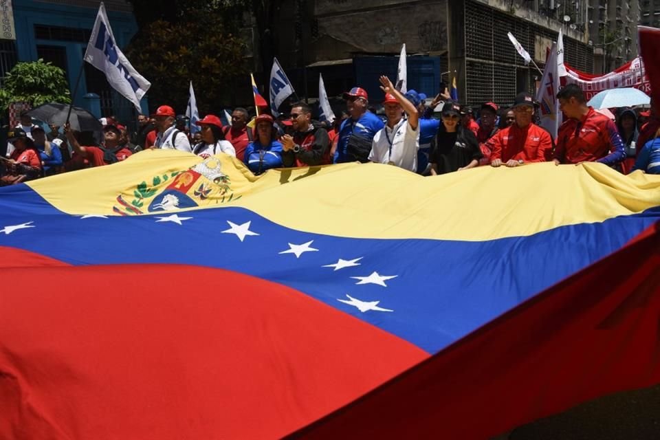 Personas participan en una marcha en Caracas, Venezuela, el 26 de septiembre de 2023.