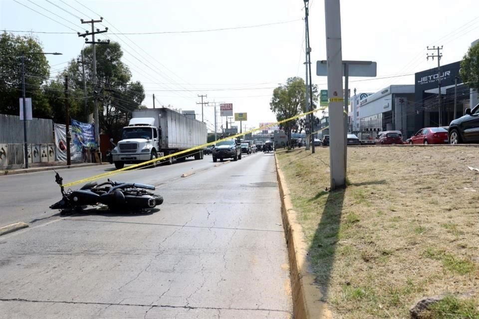 Un motociclista que viajaba en el carril del Mexibús atropelló a un peatón que cruzó en un lugar prohibido y ambos murieron