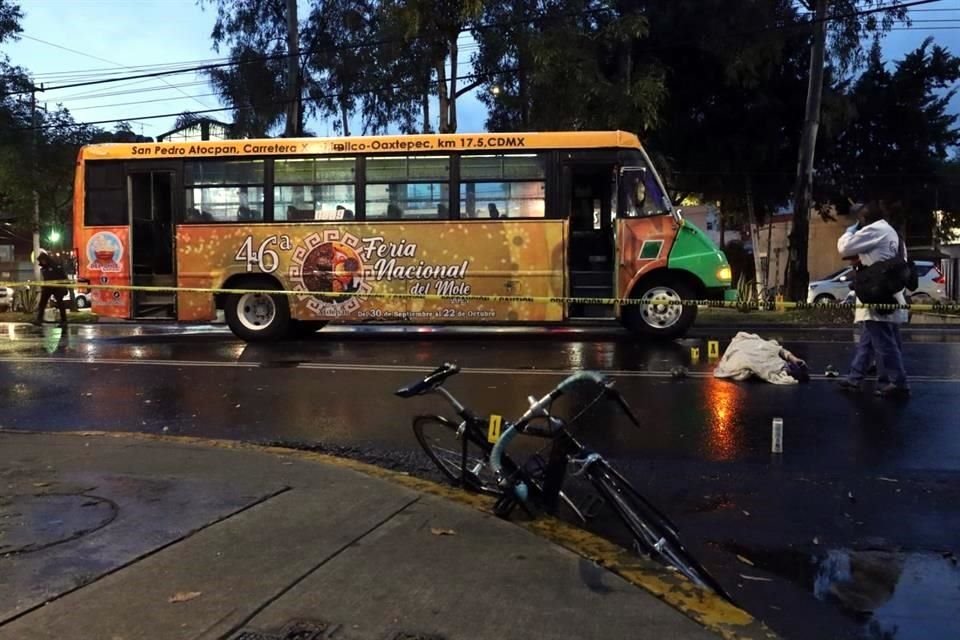 El ciclista circulaba sobre Calzada del Hueso cuando fue arrollado por una unidad de transporte.