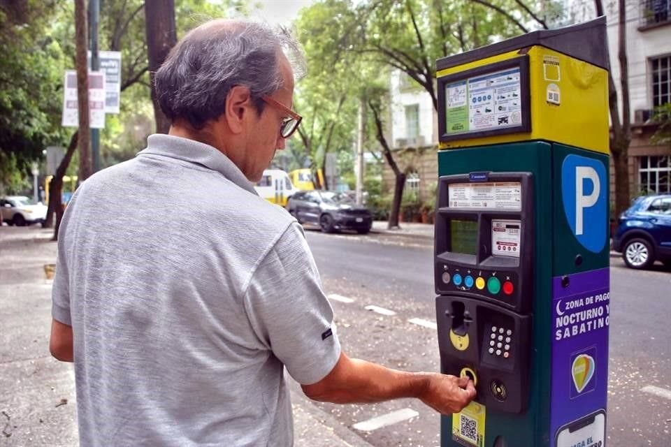 una de las razones por las que no se colocan más parquímetros, es porque la mayor ganancia la obtiene el operador (70 por ciento) y no las colonias, señaló Martí Batres.