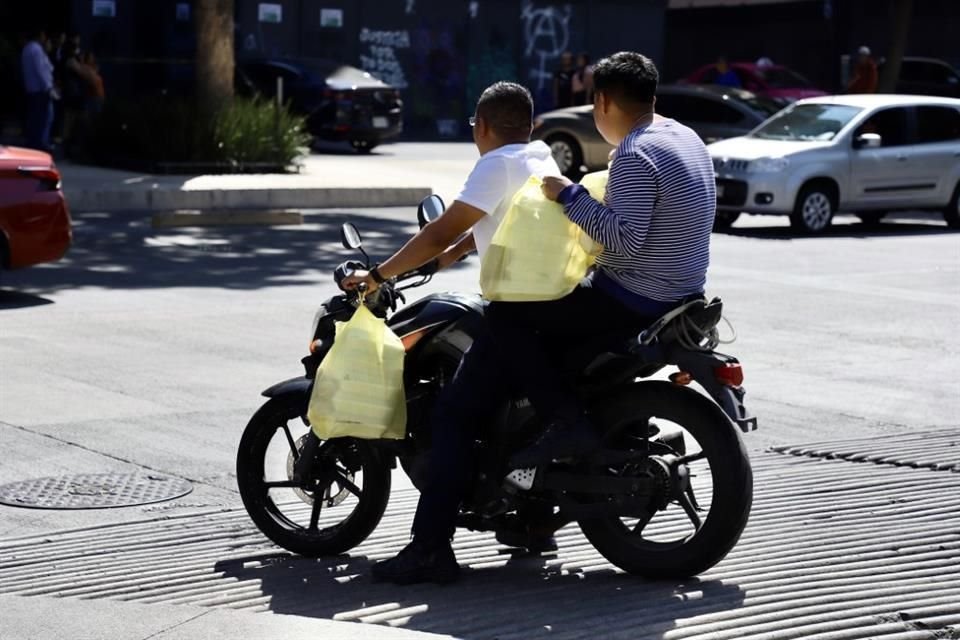 A pesar de que entró en vigor  nuevo reglamento de tránsito para motociclistas, aún circulan algunas motos sin placa y sin su respectivo casco de seguridad.