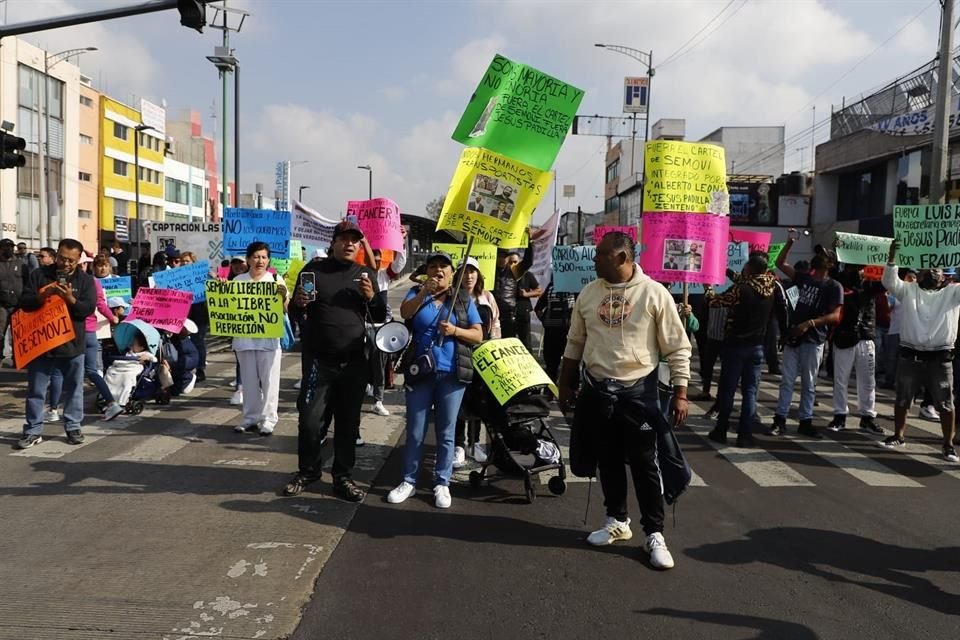 Transportistas bloquean Calzada de las Bombas y Cafetales, en Coyoacán.