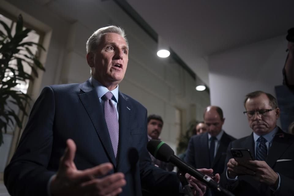 El presidente de la Cámara de Representantes, Kevin McCarthy, habla con reporteros tras una reunión a puerta cerrada en Washington.